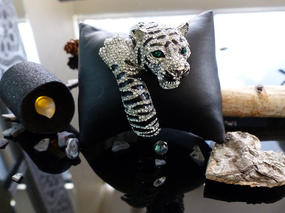 Magnifique bracelet argenté, tête de léopard- cristaux & zircons