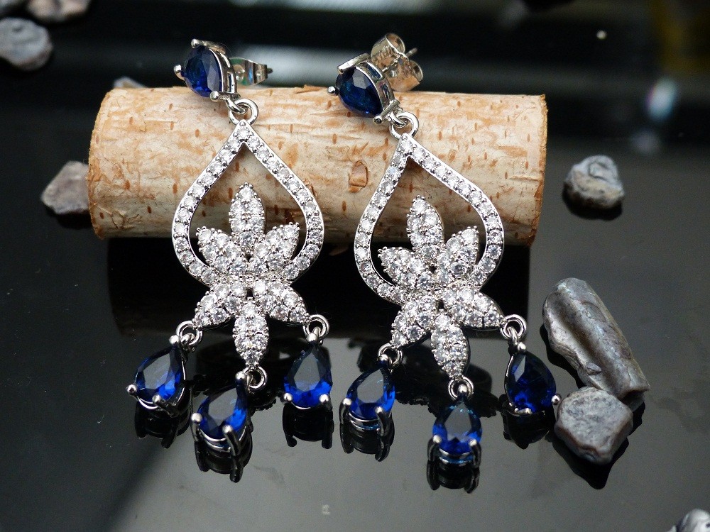 Boucles en forme de fleur ornées de cristaux bleus