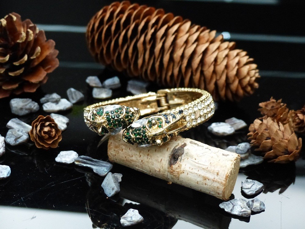 Joli bracelet en plaqué or, tête de cheval- cristaux & zircons
